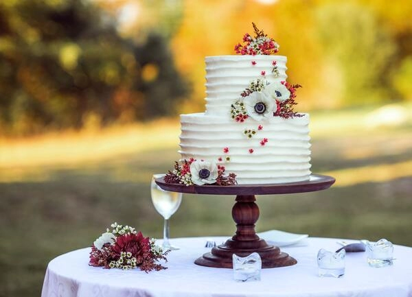 how to cut a multi-tier cake: step-by-step guide