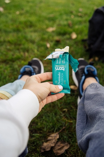 Protein bar with sweetener, White chocolate, mango and coconut