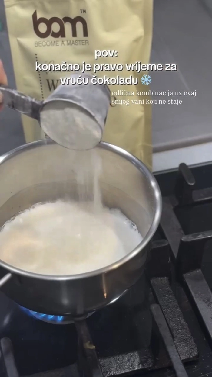 Bela vroča čokolada
