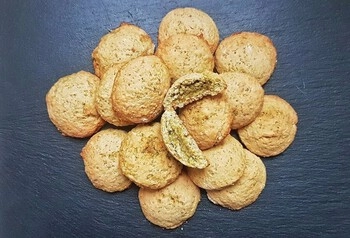 Butter biscuits with pistachio spread