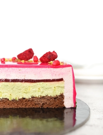 Raspberry cake with pistachio and chocolate