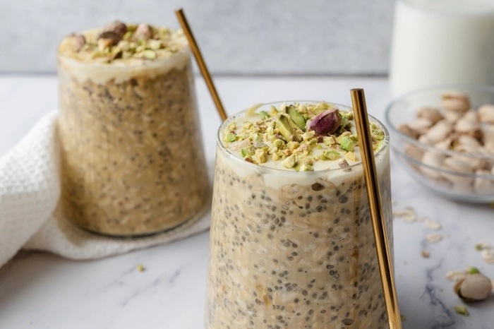 fit pistachio overnight oats