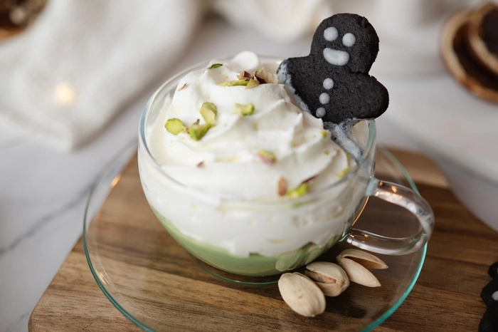 pistachio hot chocolate with black biscuits