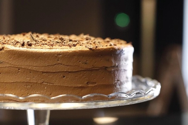 chocolate-vanilla iced cake